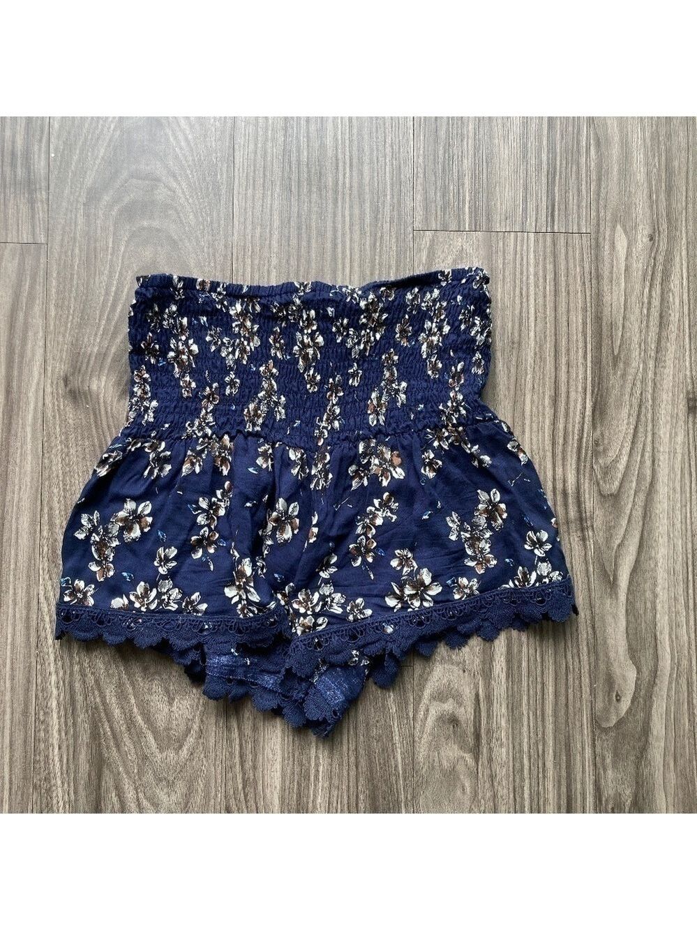 William B Floral Shorts with Cinched waistband and lace detailing